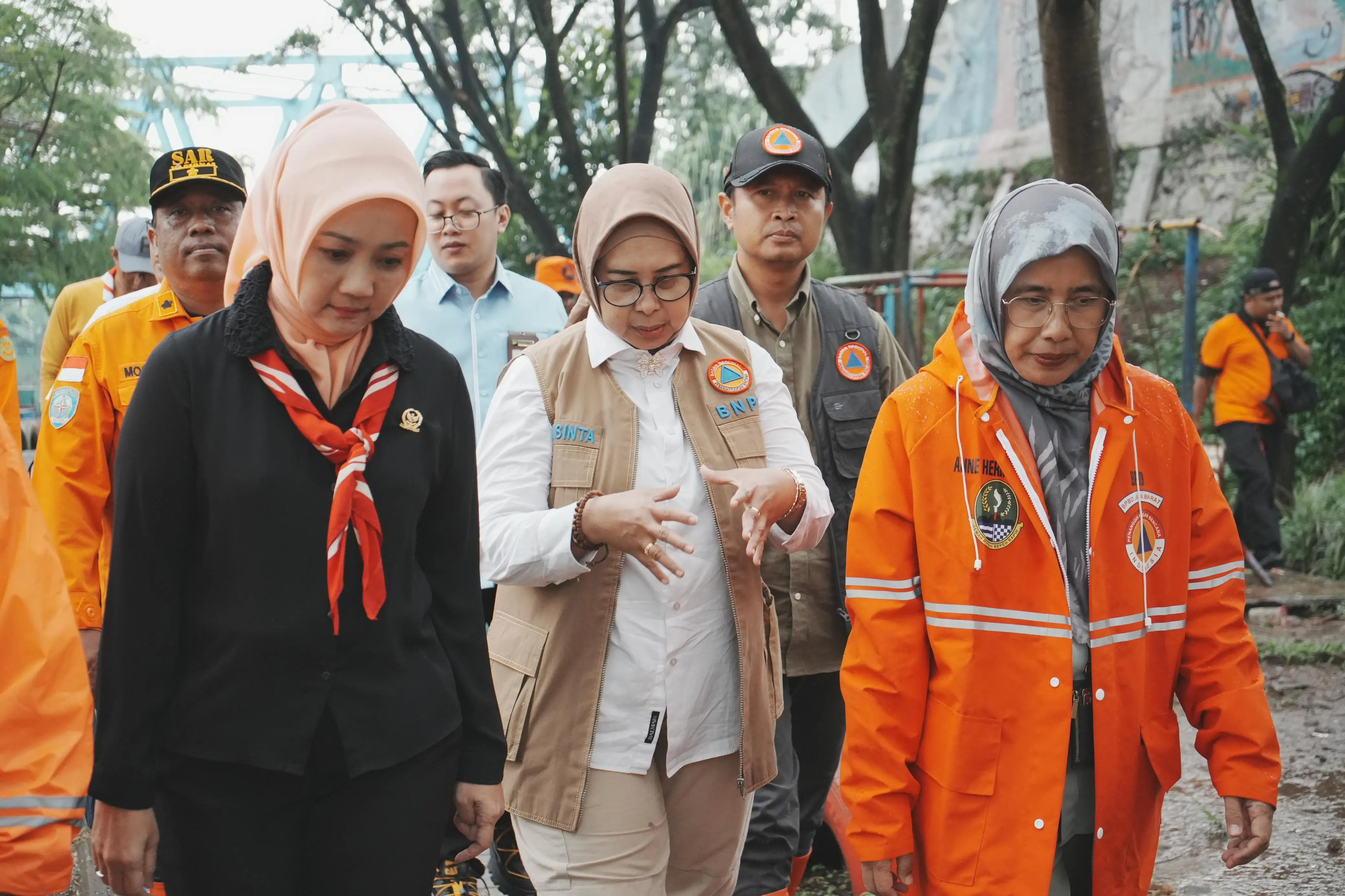 BNPB Bersama Komisi VIII DPR RI Tinjau Penanganan Warga Terdampak Banjir di Bojongsoang